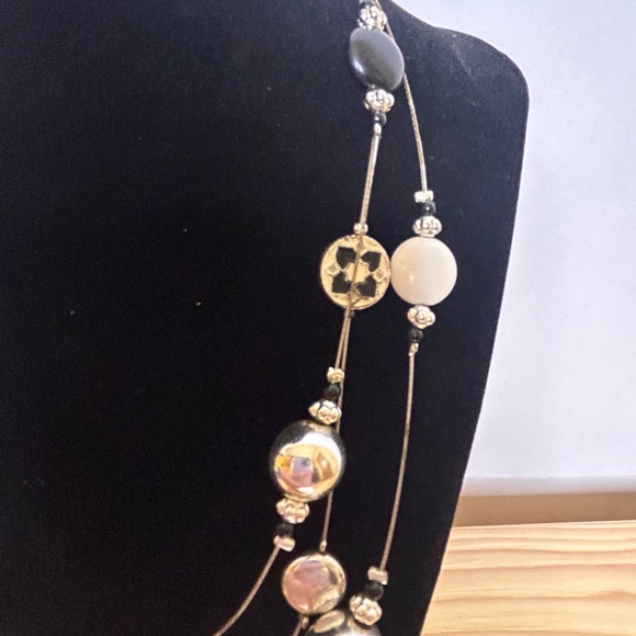 Elevate your style with this 3 strand stunning beaded necklace! - Picture 3 of 6